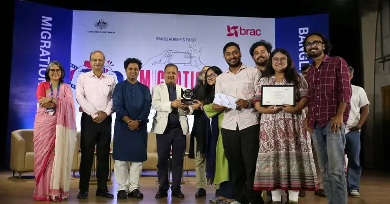 বিজয়ীদের সম্মাননা ও পুরস্কার তুলে দেয়া হচ্ছে